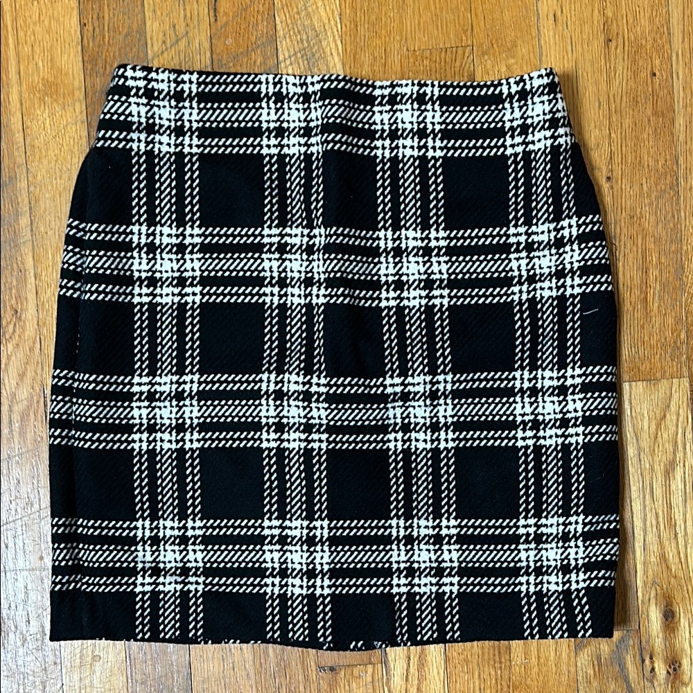 EUC Talbots fully lined wool skirt size 10 petite 19 inches from waist to hem.